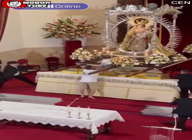 Video :A guy rushes into a packed church to drop down a kid beneath the Virgin Mary statue